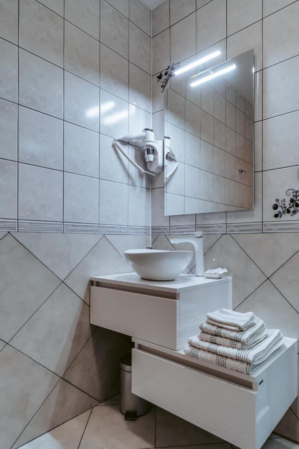 Sobe "Ela" Bed & Breakfast ฟูชิเน ภายนอก รูปภาพ
