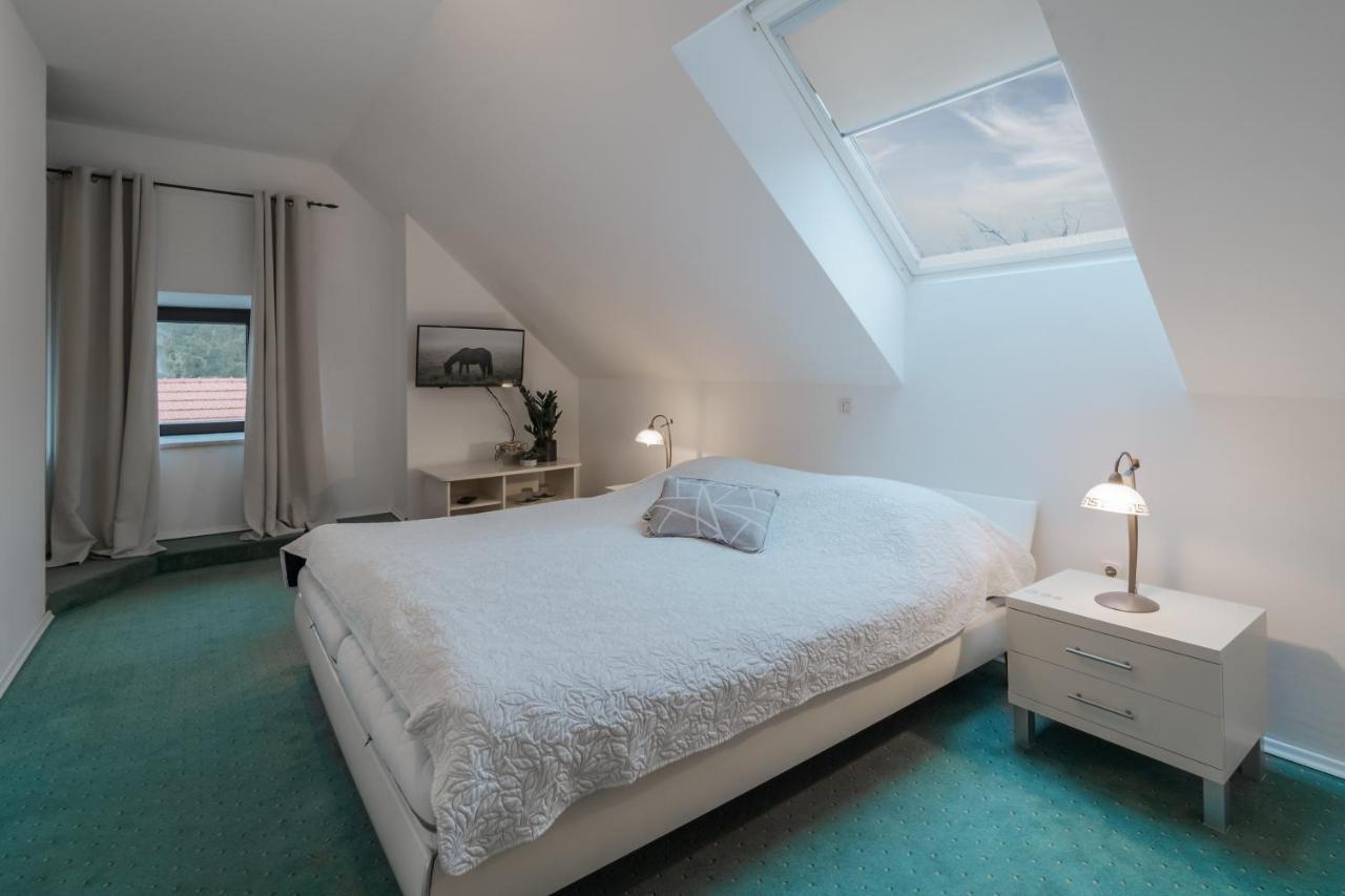 Sobe "Ela" Bed & Breakfast ฟูชิเน ภายนอก รูปภาพ