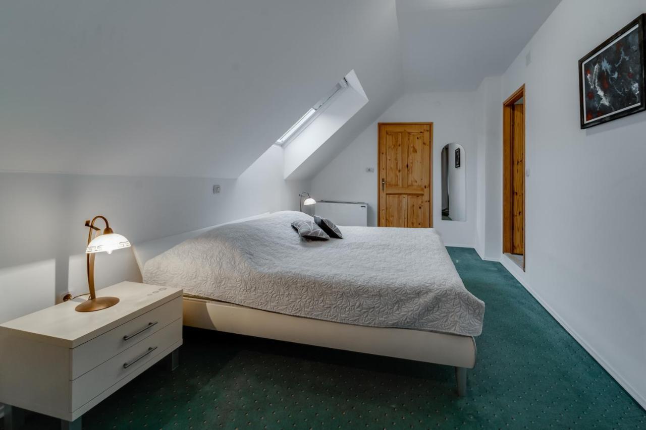 Sobe "Ela" Bed & Breakfast ฟูชิเน ภายนอก รูปภาพ